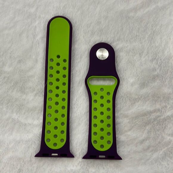NWOT Apple Watch sports band (38/40) - Picture 2 of 3